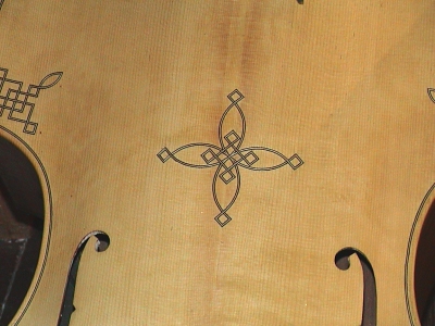 D-Violone von Reinhard Fischer im Bau 2004, Decke, Ornament